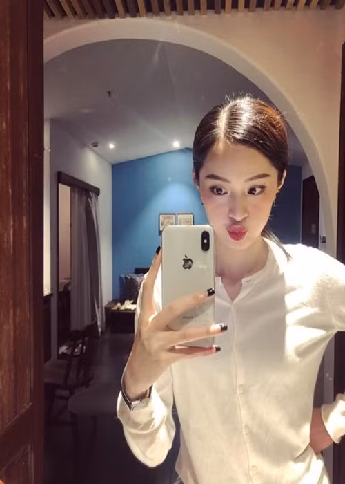 Người đẹp đến từ Hải Phòng chỉ cập nhật hình ảnh của bản thân mà không tiết lộ quá nhiều về cuộc sống.