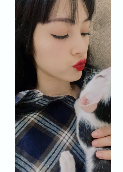 Hot girl sinh năm 1993 chia sẻ khoảnh khắc vui đùa cùng thú cưng.