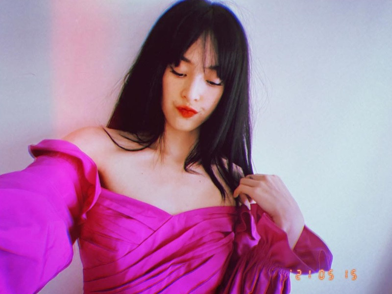 Hạ Vi diện váy trễ vai khoe vẻ gợi cảm.