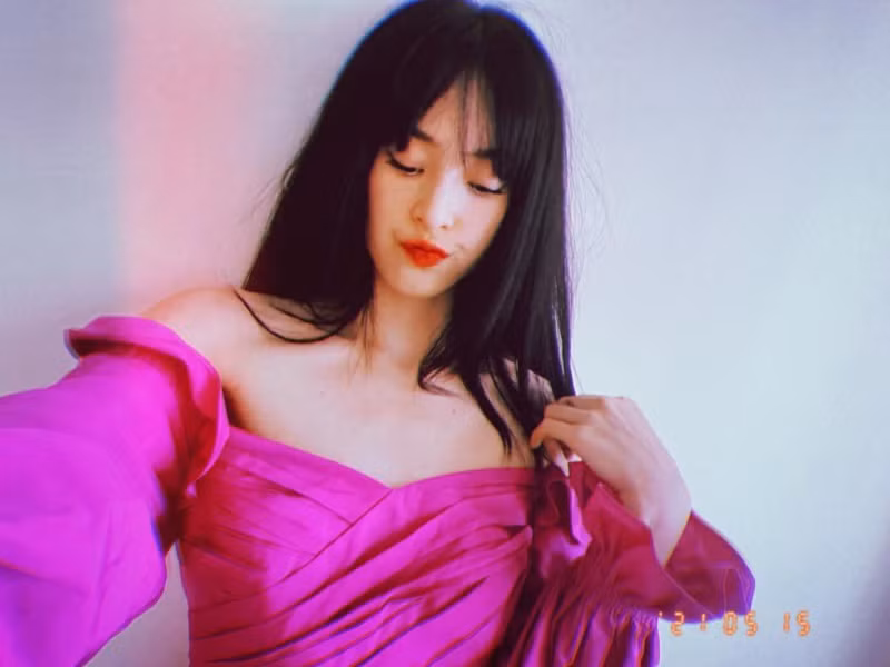 Hạ Vi diện váy trễ vai khoe vẻ gợi cảm.