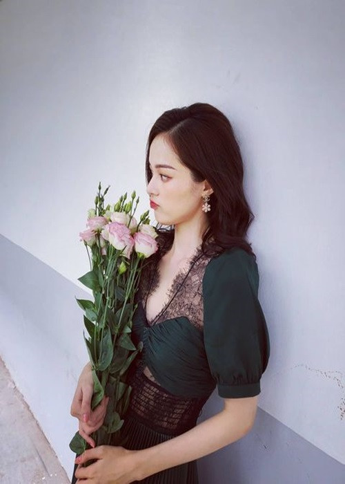 Hot girl đến từ Hải Phòng từng có thời gian không sử dụng mạng xã hội, hay xuất hiện trước công chúng. Khi sử dụng lại mạng xã hội, Hạ Vi khá kiệm lời.