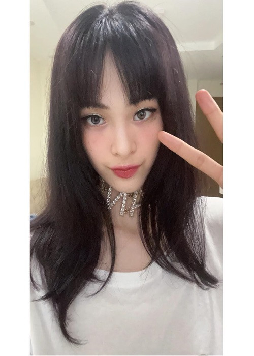 Hạ Vi cập nhật hình ảnh tháng 4/2021 và không để lại bất kì chú thích nào.