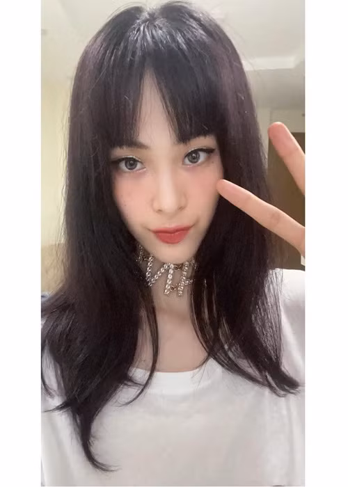 Hạ Vi cập nhật hình ảnh tháng 4/2021 và không để lại bất kì chú thích nào.