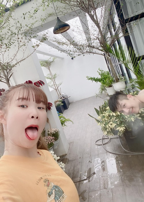 Nữ ca sĩ đăng tải hình ảnh nhí nhảnh bên ông xã kém tuổi dịp Tết Nguyên Đán 2022.