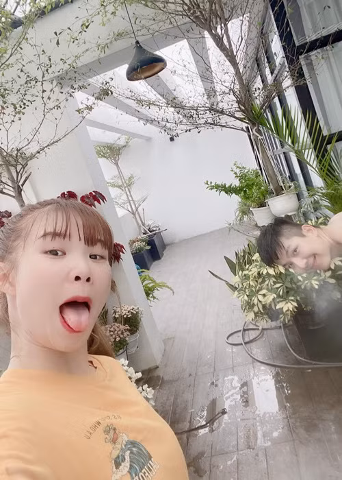 Nữ ca sĩ đăng tải hình ảnh nhí nhảnh bên ông xã kém tuổi dịp Tết Nguyên Đán 2022.