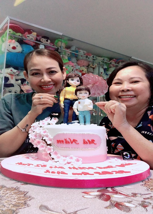 Mẹ chồng và mẹ đẻ của Khởi My có mối quan hệ rất thân thiết. Cả hai thường xuyên đi du lịch với vợ chồng Khởi My, được các con tổ chức sinh nhật chung.