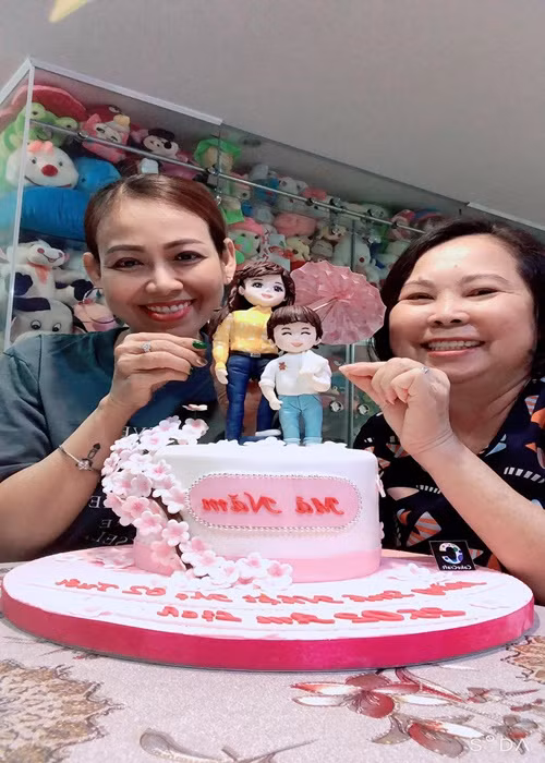 Mẹ chồng và mẹ đẻ của Khởi My có mối quan hệ rất thân thiết. Cả hai thường xuyên đi du lịch với vợ chồng Khởi My, được các con tổ chức sinh nhật chung.