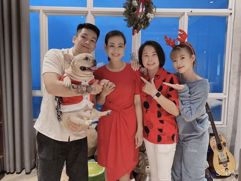 Mối quan hệ giữa Khởi My và gia đình chồng, đặc biệt là mẹ chồng (thứ hai bên trái) vẫn rất tốt đẹp.