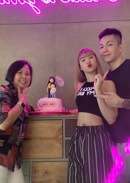 Thời gian qua, thi thoảng, Khởi My mới chia sẻ hình ảnh bên chồng.