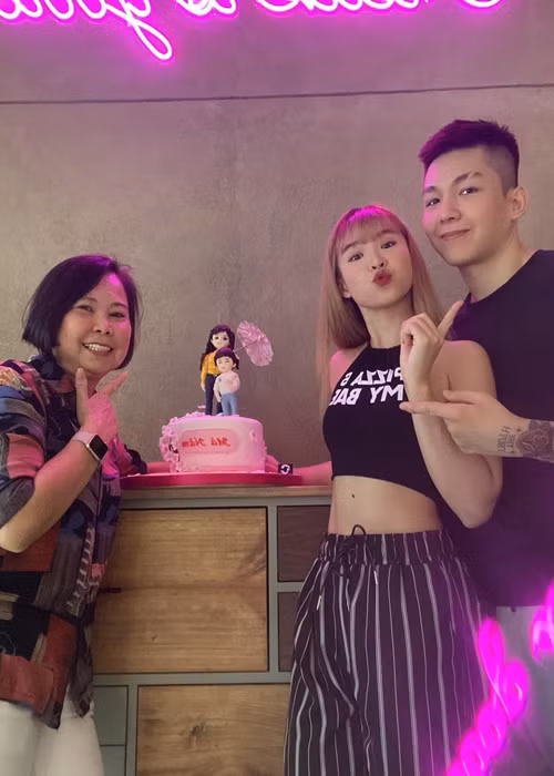 Thời gian qua, thi thoảng, Khởi My mới chia sẻ hình ảnh bên chồng.