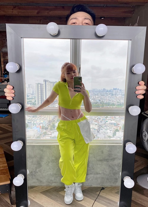 Hành động giữ gương để vợ sống ảo của Kelvin Khánh cho thấy anh "nghiện" vợ cỡ nào.