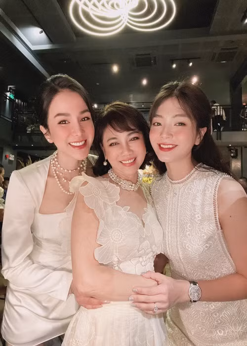 Tuy nhiên, nữ người mẫu liên tục khoe mối quan hệ với mẹ chồng vẫn tốt đẹp.