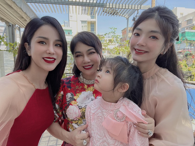 Diệp Lâm Anh vui vẻ bên gia đình chồng vào mùng 1 Tết Nguyên Đán 2022. Theo nữ người mẫu, thi thoảng cô đưa con về thăm ông bà nội và gửi bố mẹ chồng chăm giúp khi cô bận công việc.