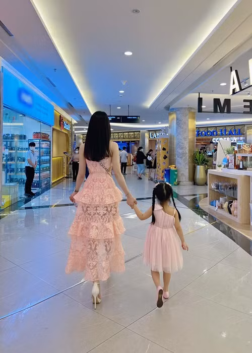 Hồi đầu năm 2022, Diệp Lâm Anh đưa hai con dọn ra khỏi nhà chồng. Hiện tại, cô sống tại một căn hộ cho thuê.