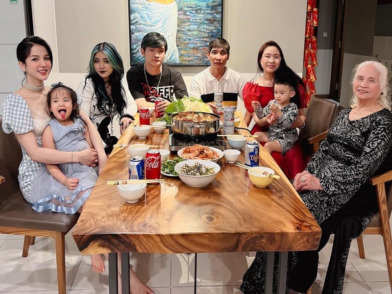 Bà mẹ hai con trổ tài nấu nướng cho người thân vào dịp Tết.