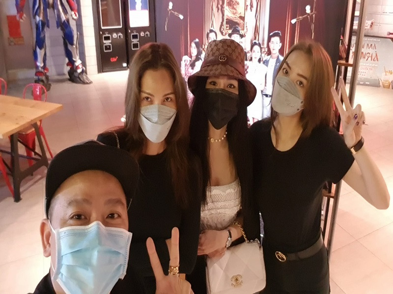 Nữ người mẫu đi xem phim cùng Minh Triệu và Kỳ Duyên.