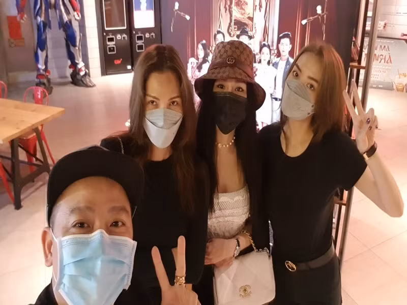 Nữ người mẫu đi xem phim cùng Minh Triệu và Kỳ Duyên.