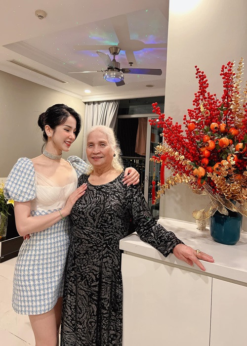 Nữ người mẫu khoe ảnh đón năm mới bên gia đình.