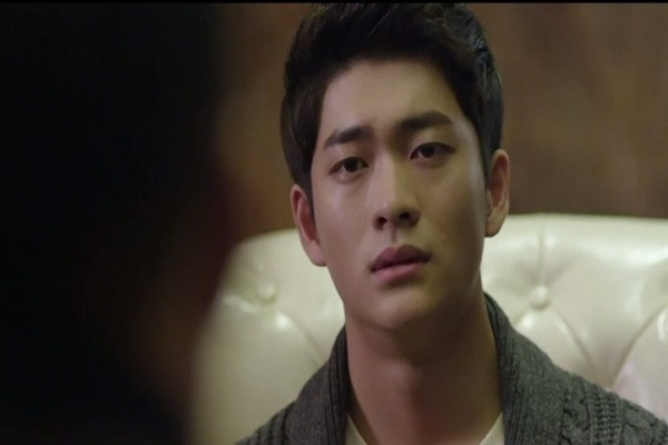 Chong soc nang khi vo tinh thay hinh anh cua vo va co ban than