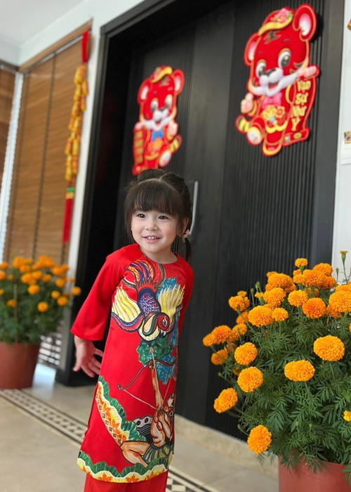 Bé Nấm - con gái út của vợ chồng Jennifer Phạm đáng yêu hết mức khi diện áo dài.