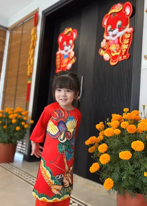 Bé Nấm - con gái út của vợ chồng Jennifer Phạm đáng yêu hết mức khi diện áo dài.