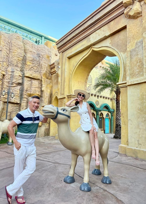 Jennifer Phạm và ông xã doanh nhân quyết định ở lại Phú Quốc thêm một tháng.