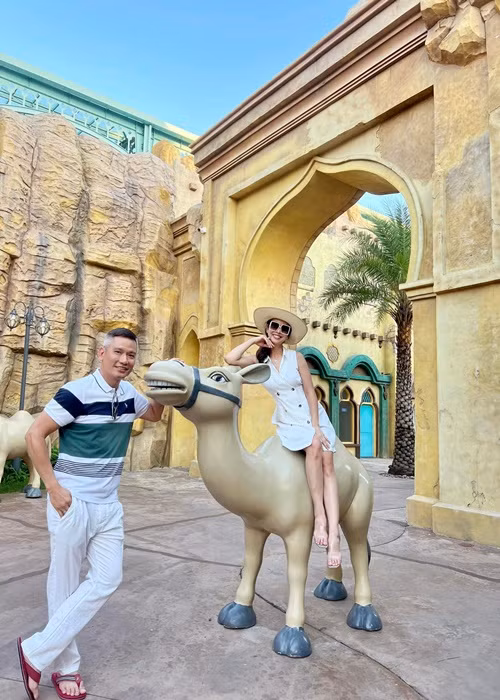 Jennifer Phạm và ông xã doanh nhân quyết định ở lại Phú Quốc thêm một tháng.