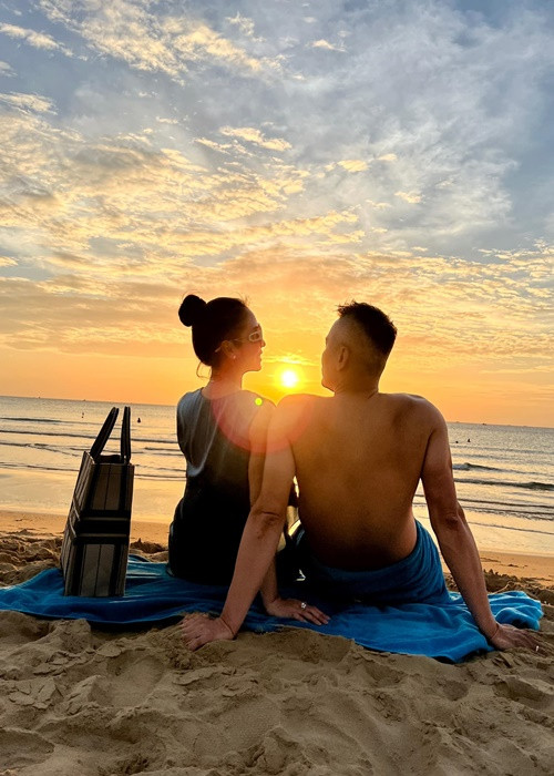 Jennifer Phạm đăng tải một số khoảnh khắc tình tứ bên ông xã doanh nhân.