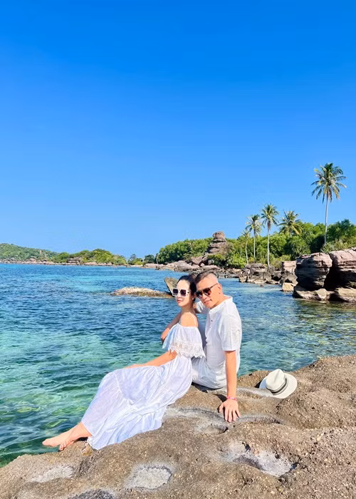 Vợ chồng Jennifer Phạm giữ lửa hôn nhân bằng những nụ hôn chào buổi sáng, hôn trước khi ra khỏi nhà hoặc lúc trở về, hẹn hò ăn tối, xem phim, đi du lịch, tập golf.