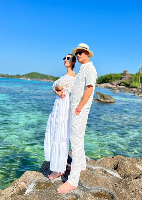 Đăng ảnh bên ông xã, bà mẹ 4 con viết những lời đầy ngọt ngào: "Bình yên nơi anh" hay "Nơi nào có anh, nơi ấy là thiên đường".