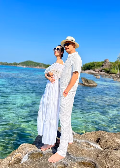 Đăng ảnh bên ông xã, bà mẹ 4 con viết những lời đầy ngọt ngào: "Bình yên nơi anh" hay "Nơi nào có anh, nơi ấy là thiên đường".