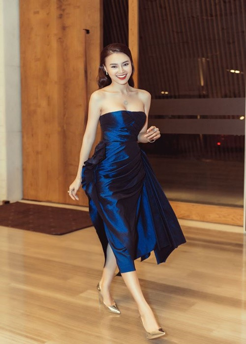 Khi bị chê vòng 1 lép kẹp, Ngọc Lan từng hài hước đáp trả: "Xác định là em cũng có chứ không có lép, cũng bự tương đương chị hai em và thua em trai em có tí xíu". Ảnh: Dân Việt