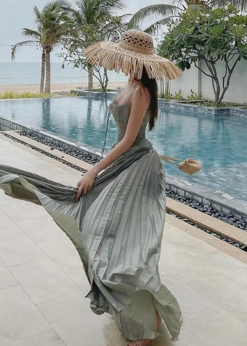 Ngoài Lan Ngọc, Ngọc Trinh và Nhã Phương cũng bị soi có vòng một "trồi sụt" khác lạ. Ảnh: FBNV