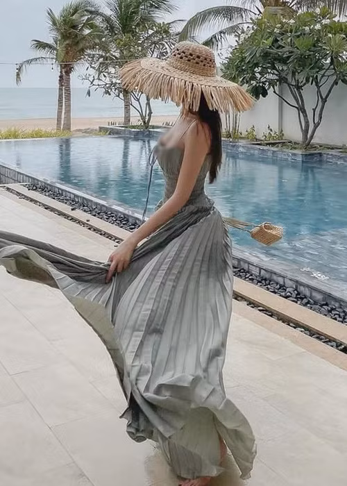 Ngoài Lan Ngọc, Ngọc Trinh và Nhã Phương cũng bị soi có vòng một "trồi sụt" khác lạ. Ảnh: FBNV