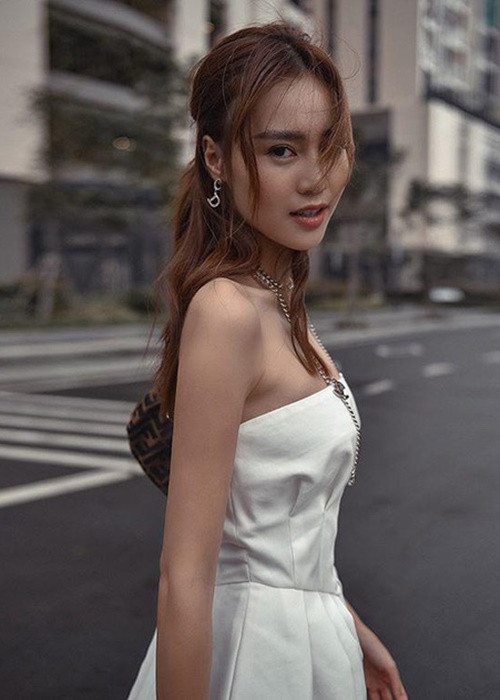 Người hâm mộ của Lan Ngọc cho rằng vòng một của nữ diễn viên thay đổi do cân nặng. Có thời điểm, Lan Ngọc bị giảm cân quá đà. Ảnh: Tuổi trẻ và xã hội