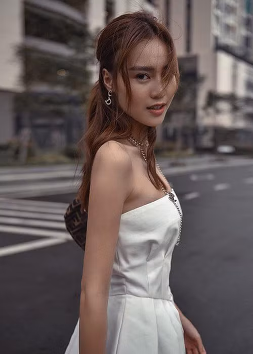 Người hâm mộ của Lan Ngọc cho rằng vòng một của nữ diễn viên thay đổi do cân nặng. Có thời điểm, Lan Ngọc bị giảm cân quá đà. Ảnh: Tuổi trẻ và xã hội