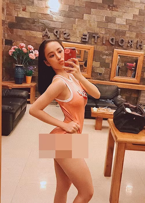 Angela Phương Trinh từng nhiều lần đăng tải khoảnh khắc phô diễn vòng 3 săn chắc, nở nang.