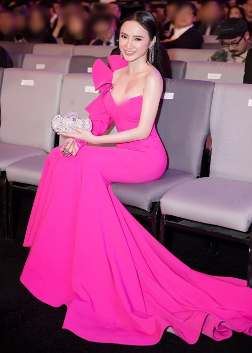 Nữ diễn viên sinh năm 1995 đầy cuốn hút mỗi khi xuất hiện tại các sự kiện giải trí.