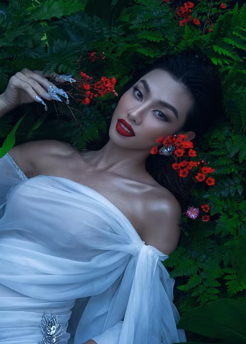 Trong bộ ảnh mới, Thủy Tiên trang điểm đậm, vuốt ngược mái tóc, làm móng tay tỉ mỉ.