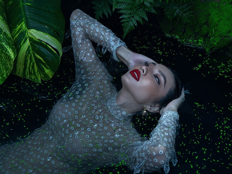 Nàng hậu sinh năm 1998 khéo khoe vóc dáng gợi cảm.