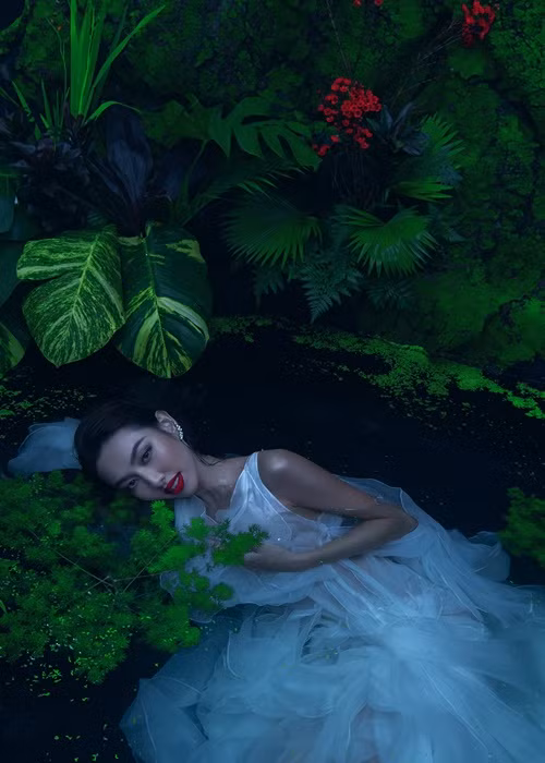 “Những vùng đất mới hứa hẹn sẽ mang đến cho Tiên một hành trình đầy khác lạ. Bằng chính tình cảm của các bạn, hãy giúp nhiệm kỳ của Tiên thêm rực rỡ hơn nữa nhé”, Thùy Tiên viết trên trang cá nhân.