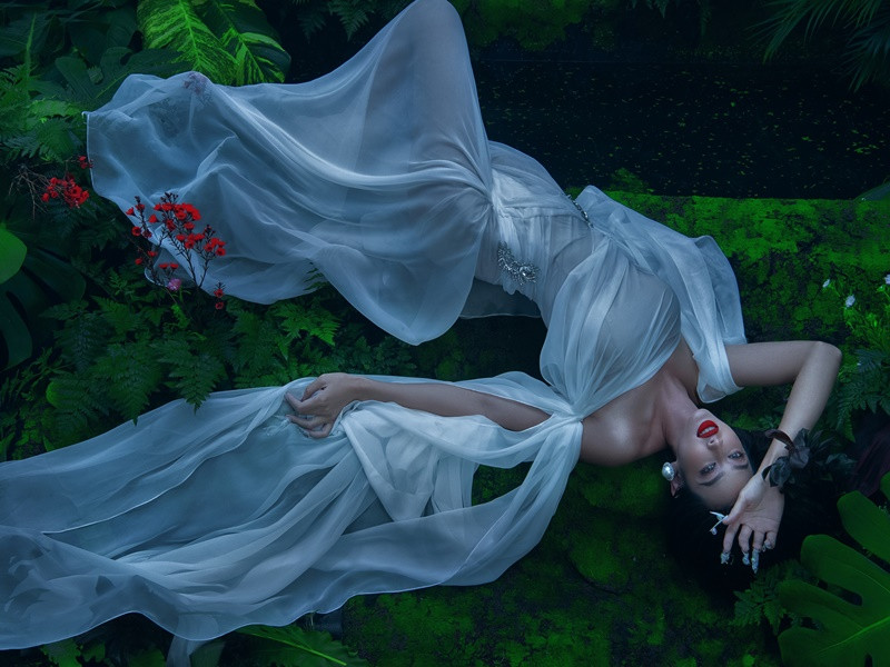 Có thể nói, đây là một trong những bộ ảnh với tạo hình đầy mới lạ nhất từ trước đến nay của Hoa hậu Thùy Tiên.