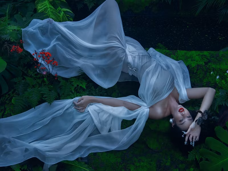 Có thể nói, đây là một trong những bộ ảnh với tạo hình đầy mới lạ nhất từ trước đến nay của Hoa hậu Thùy Tiên.