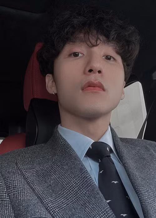 Ở tuổi 28, nam ca sĩ giàu "kếch xù”, có công danh sự nghiệp khiến nhiều người ngưỡng mộ.