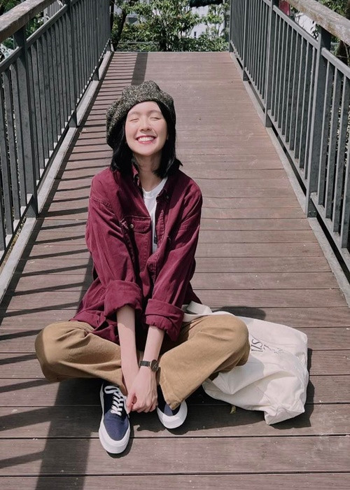 Mới đây, bạn gái tin đồn của Sơn Tùng M-TP cập nhật hình ảnh bản thân kèm chú thích tiếng Anh với nội dung tạm dịch: "Hít thở tất cả những điều tích cực".