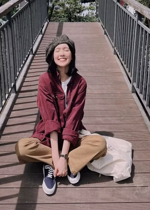 Mới đây, bạn gái tin đồn của Sơn Tùng M-TP cập nhật hình ảnh bản thân kèm chú thích tiếng Anh với nội dung tạm dịch: "Hít thở tất cả những điều tích cực".