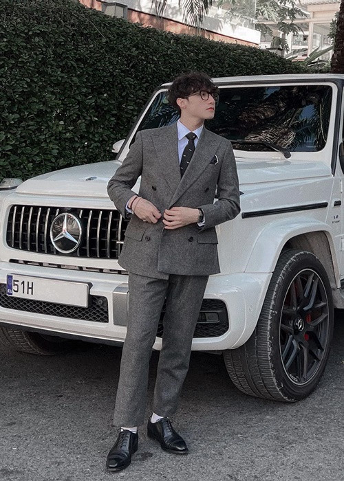 Trước đó, giữa ồn ào đời tư, Sơn Tùng M-TP cập nhật ảnh mặc như "tổng đài" đi làm.