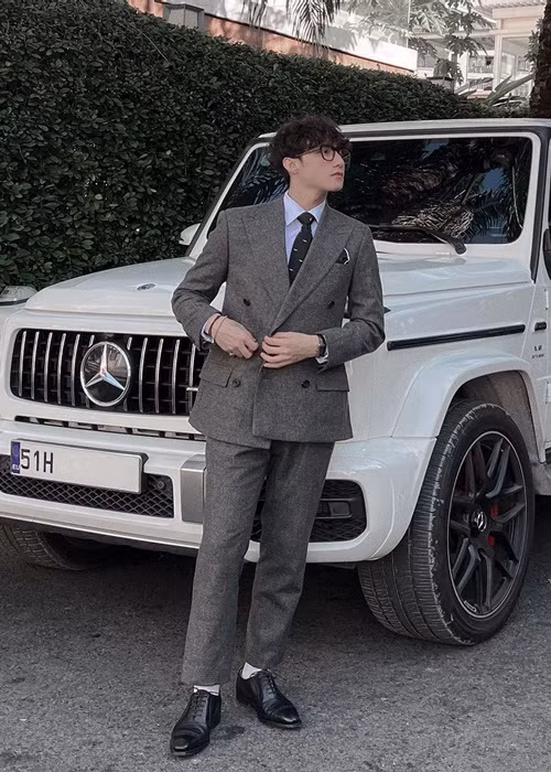 Trước đó, giữa ồn ào đời tư, Sơn Tùng M-TP cập nhật ảnh mặc như "tổng đài" đi làm.