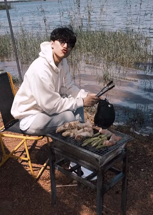 Nam ca sĩ dường như không bận tâm đến những tin đồn đời tư.