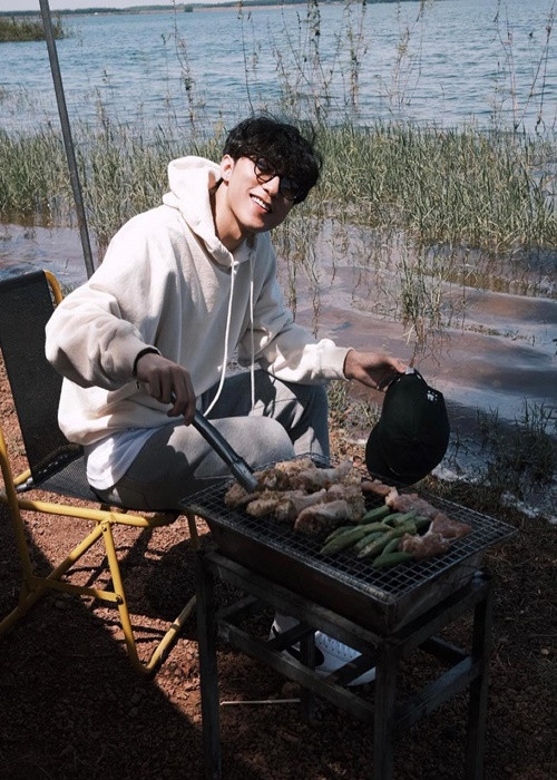 Khoảnh khắc Sơn Tùng M-TP vui vẻ khi nướng thịt.